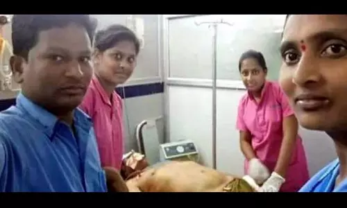 നടന്‍ നന്ദമുരിയുടെ മൃതദേഹത്തിനൊപ്പം സെല്‍ഫി, നാല് നഴ്‌സുമാരെ ആശുപത്രി പുറത്താക്കി