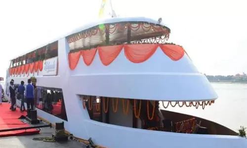 ഗംഗയില്‍ മദ്യവും മാംസവും വിളമ്പുന്ന ആഡംബരയാനം; ഉദ്ഘാടനം ചെയ്തത് യോഗി, പ്രതിഷേധവുമായി സന്യാസിമാര്‍