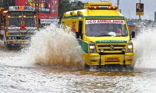 പ്രളയമുഖത്ത് മൃതദേഹവും കയ്യിൽ പിടിച്ച് രണ്ടു നാൾ; കരളലിയിക്കും ഈ അനുഭവക്കുറിപ്പ് 