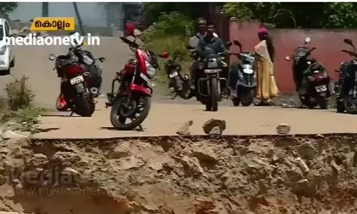 വെള്ളപ്പൊക്കം ഒഴിവാക്കാന്‍ പൊഴി മുറിച്ചു; തകര്‍ന്ന മയ്യനാട് തീരദേശ റോഡിലൂടെ യാത്ര ദുസ്സഹം