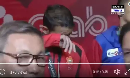 ദേശീയഗാനത്തിനൊപ്പം ത്രിവര്‍ണ പതാക ഉയര്‍ന്നപ്പോള്‍ വികാരാധീനനായി അമിത് പംഗല്‍