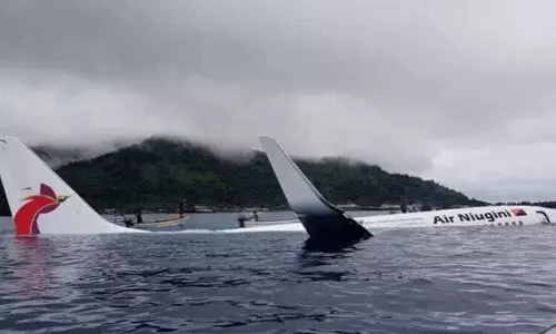 വിമാനം ‘പറന്നിറങ്ങിയത്’ കായലില്‍; യാത്രക്കാര്‍ രക്ഷപെടുന്ന ദൃശ്യങ്ങള്‍