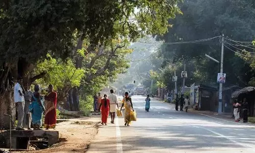 സ്വകാര്യ ഫ്ലാറ്റിലെ കക്കൂസ് മാലിന്യം റോഡിലേക്ക് ഒഴുക്കുന്നു; പ്രതിഷേധവുമായി നാട്ടുകാര്‍