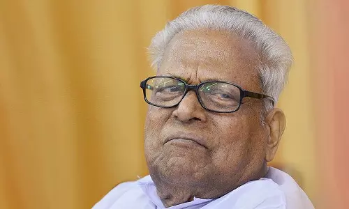 പി.കെ ശശിക്കെതിരെ നിയമ നടപടി വേണമെന്ന് വി.എസ്; പൊലീസിനെ പിരിച്ചുവിട്ട് മന്ത്രി അന്വേഷിക്കട്ടേയെന്ന് ചെന്നിത്തല പി.കെ ശശിക്കെതിരെ നിയമ നടപടി വേണമെന്ന് വി.എസ്; പൊലീസിനെ പിരിച്ചുവിട്ട് മന്ത്രി അന്വേഷിക്കട്ടേയെന്ന് ചെന്നിത്തല