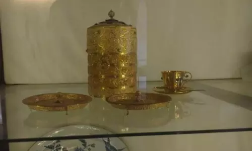 കോടികള് വിലമതിക്കുന്ന നൈസാമിന്റെ സ്വര്ണം കൊണ്ടുള്ള ടിഫിന് ബോക്സും രത്നം പതിച്ച കപ്പും മോഷണം പോയി കോടികള് വിലമതിക്കുന്ന നൈസാമിന്റെ സ്വര്ണം കൊണ്ടുള്ള ടിഫിന് ബോക്സും രത്നം പതിച്ച കപ്പും മോഷണം പോയി