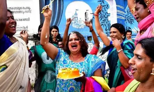 ‘നമുക്കുടയോന് നമ്മളല്ലേ’.. മധുരം നല്കിയും നൃത്തം വെച്ചും പാട്ട് പാടിയും ആഘോഷിച്ച് എല്ജിബിടി സമൂഹം ‘നമുക്കുടയോന് നമ്മളല്ലേ’.. മധുരം നല്കിയും നൃത്തം വെച്ചും പാട്ട് പാടിയും ആഘോഷിച്ച് എല്ജിബിടി സമൂഹം