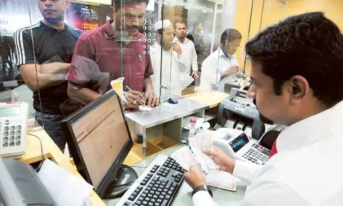 രൂപയുടെ മൂല്യം കൂപ്പുകുത്തവെ ഗൾഫിലെ മണി എക്സ്ചേഞ്ചുകളില് വൻ തിരക്ക് രൂപയുടെ മൂല്യം കൂപ്പുകുത്തവെ ഗൾഫിലെ മണി എക്സ്ചേഞ്ചുകളില് വൻ തിരക്ക്