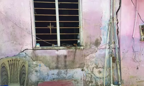 ‘സ്വന്തം വീട് തകര്‍ന്നുവീഴാറായി; സര്‍ക്കാര്‍ ജീവനക്കാരിയാണ്.. ഞാനും കൊടുക്കണോ ഒരു മാസത്തെ ശമ്പളം?’