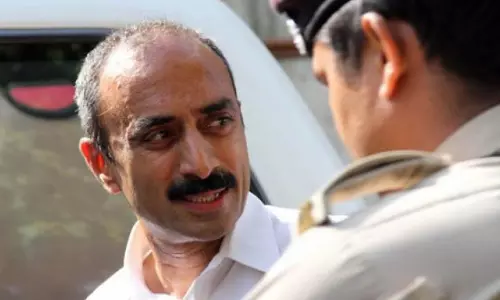 20 വര്ഷം മുമ്പത്തെ കേസുമായി ബന്ധപ്പെട്ട് സഞ്ജീവ് ഭട്ട് കസ്റ്റഡിയില് 20 വര്ഷം മുമ്പത്തെ കേസുമായി ബന്ധപ്പെട്ട് സഞ്ജീവ് ഭട്ട് കസ്റ്റഡിയില്