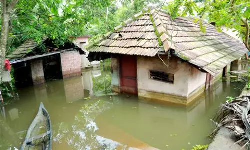 വെള്ളം പൂര്ണമായി ഇറങ്ങും മുമ്പ് വീടുകളുടെ പരിശോധന നടത്തുന്നത് അംഗീകരിക്കില്ലെന്ന് കുട്ടനാട്ടുകാര് വെള്ളം പൂര്ണമായി ഇറങ്ങും മുമ്പ് വീടുകളുടെ പരിശോധന നടത്തുന്നത് അംഗീകരിക്കില്ലെന്ന് കുട്ടനാട്ടുകാര്