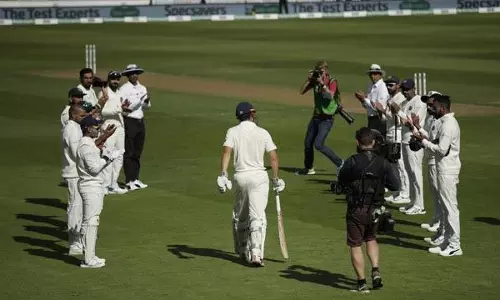 കുക്കിന് ഇന്ത്യന്‍ ടീമിന്റെ ആദരം, കയ്യടിച്ച് ഓവല്‍