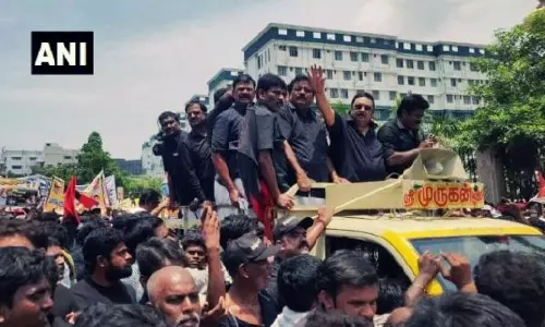 കരുത്തറിയിച്ച് അഴഗിരി; ആയിരങ്ങൾ റാലിക്കെത്തി കരുത്തറിയിച്ച് അഴഗിരി; ആയിരങ്ങൾ റാലിക്കെത്തി