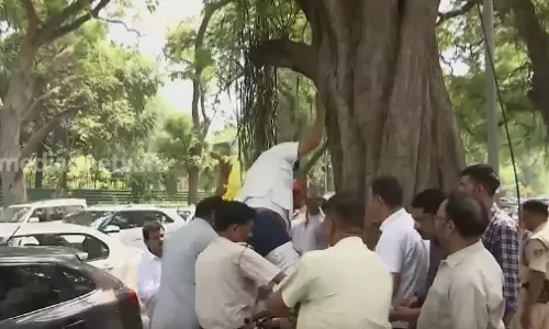 ഒരു കോൺഗ്രസുകാരനെ രക്ഷിക്കാനുള്ള ജീവൻ രക്ഷാ പ്രവർത്തനം 