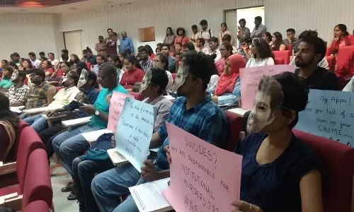 ‘സർവകലാശാലകളിലെ ആത്മഹത്യ തടയാം’;  പാനൽ ചർച്ച നയിക്കാൻ  അപ്പാറാവു, രോഹിത് വെമുലയുടെ  മുഖമൂടി ധരിച്ച് വിദ്യാർത്ഥി പ്രതിഷേധം 