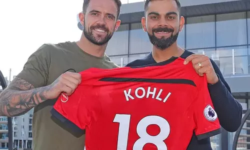 കോഹ്‌ലിക്കും കിട്ടി ഇംഗ്ലീഷ് പ്രീമിയര്‍ ലീഗ് ടീമില്‍ നിന്നൊരു ജേഴ്‌സി 