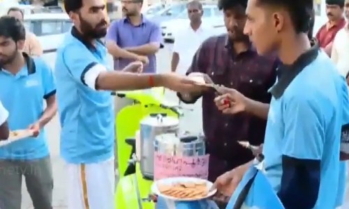 ഈ ചായ വില്‍ക്കുന്നത് പ്രളയ ബാധിതര്‍ക്ക് വേണ്ടിയാണ്  