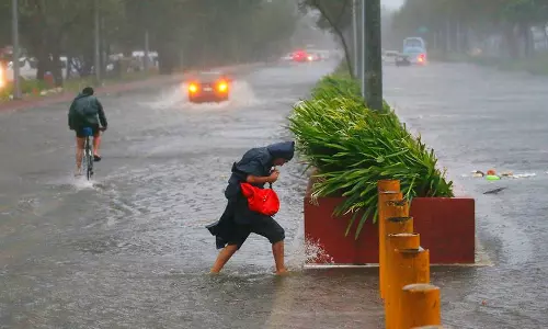 മാങ്ഖുട്ട് ചുഴലിക്കാറ്റ് ഹോങ്കോങിലെത്തിയതായി റിപ്പോര്‍ട്ട്