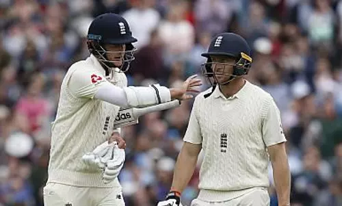 വാലറ്റം പൊരുതി; ഇംഗ്ലണ്ട് 332 റണ്‍സ് നേടി, പുറത്ത്     