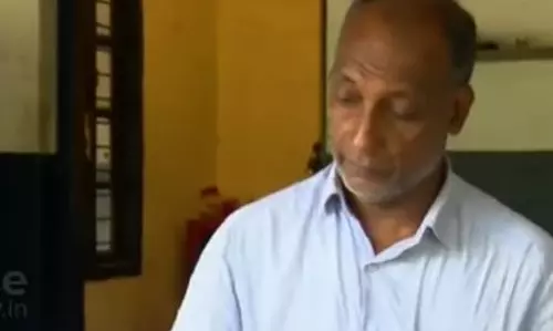 വിറ്റത് എച്ച്.എം.ടിയുടെ ഭൂമി; പ്രതിസന്ധിയിലായത് അബ്ദുള് കരീമിന്റെ ജീവിതം വിറ്റത് എച്ച്.എം.ടിയുടെ ഭൂമി; പ്രതിസന്ധിയിലായത് അബ്ദുള് കരീമിന്റെ ജീവിതം