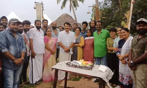 മധുരരാജയുടെ ലൊക്കേഷനില്‍ വിവാഹ വാര്‍ഷികം ആഘോഷിച്ച് സലിം കുമാര്‍ 