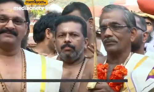 അയ്യനെ വണങ്ങാന്‍ പന്തളം രാജപ്രതിനിധി മൂലം തിരുനാൾ രാഘവ വർമ്മ സന്നിധാനത്തെത്തി