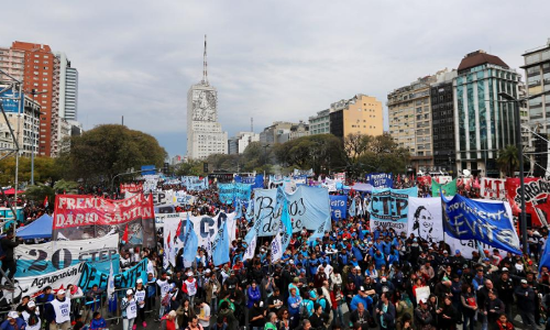 സര്‍ക്കാരിന്റെ ചെലവ് ചുരുക്കല്‍ നടപടിയില്‍ പ്രതിഷേധിച്ച് അര്‍ജന്റീനയില്‍ അധ്യാപകരും വിദ്യാര്‍ഥികളും തെരുവിലിറങ്ങി