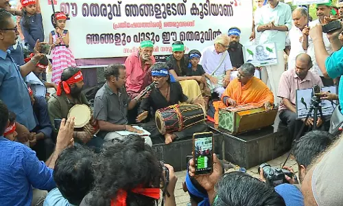 ബാബുഭായി വീണ്ടും മിഠായിതെരുവില്‍ പാടി  