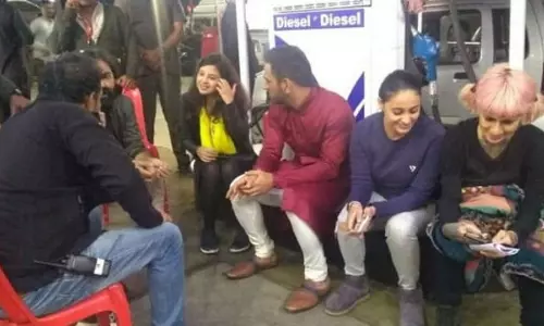 പെട്രോള്‍ പമ്പില്‍ കുത്തിയിരുന്ന് ധോണി പ്രതിഷേധിച്ചോ ? സത്യമിതാണ്...