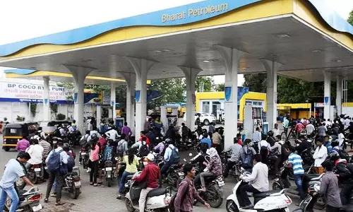 ഇവിടെ നിന്ന് പെട്രോള് വാങ്ങൂ, ബൈക്ക് സൌജന്യമായി നേടൂ.. ഇവിടെ നിന്ന് പെട്രോള് വാങ്ങൂ, ബൈക്ക് സൌജന്യമായി നേടൂ..