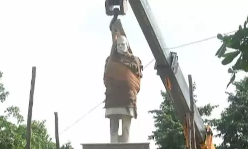 നഗരത്തിലെ നെഹ്റുവിന്റെ പ്രതിമ നീക്കി, ആര്‍.എസ്.എസ് ആചാര്യന്റെ പ്രതിമ നിലനിര്‍ത്തി: അലഹബാദില്‍ പ്രതിഷേധം