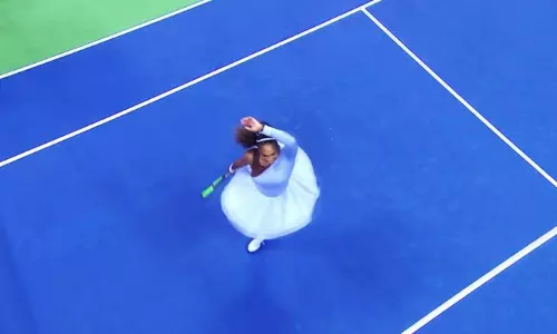 സറീന വലിച്ചെറിഞ്ഞ റാക്കറ്റുകള്‍