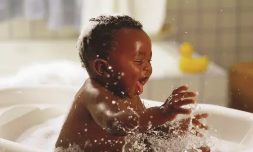 കുഞ്ഞുങ്ങളെ കുളിപ്പിക്കുമ്പോൾ ഈ അബദ്ധങ്ങൾ ഒഴിവാക്കുക!