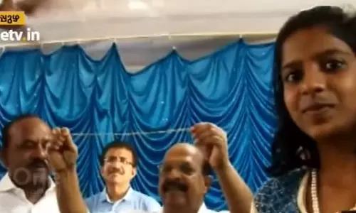 ഗായത്രിക്ക് പ്രിയപ്പെട്ട സ്വര്‍ണമാല ഇനി, പ്രളയബാധിത കേരളത്തിന് കൈത്താങ്ങാകും