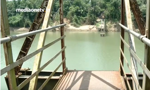 മൂര്‍ക്കനാട് സ്കൂള്‍കടവ് ഇരുമ്പ് നടപ്പാലത്തെ പ്രളയം കൊണ്ടുപോയി
