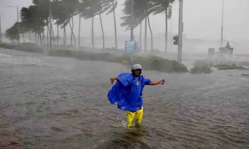 മാങ്ഖുട്ട് ചുഴലിക്കാറ്റ് ഹോങ്കോങിലും ചൈനയിലും വീശിയടിക്കുന്നു