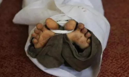 സ്വന്തമായി ഭൂമിയില്ല, ഭാര്യയുടെ മൃതദേഹം ഒടുവില്‍ വീടിനുള്ളില്‍ സംസ്കരിച്ചു