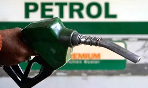 കൂടുതല്‍ പെട്രോളടിച്ചാല്‍ ബൈക്കും വാഷിംഗ് മെഷീനും; ആകര്‍ഷക സമ്മാനങ്ങളുമായി പമ്പുടമകള്‍