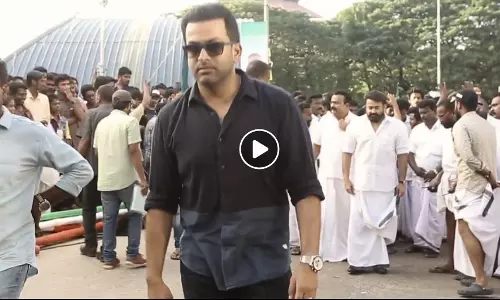 പൃഥ്വിക്ക് ലൂസിഫര് ടീമിന്റെ പിറന്നാള് സമ്മാനം; വീഡിയോ കാണാം പൃഥ്വിക്ക് ലൂസിഫര് ടീമിന്റെ പിറന്നാള് സമ്മാനം; വീഡിയോ കാണാം