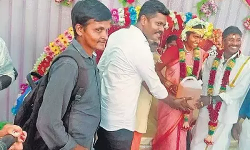 വരന് വിവാഹ സമ്മാനമായി കൂട്ടുകാര്‍ നല്‍കിയത് 5 ലിറ്റര്‍ പെട്രോള്‍