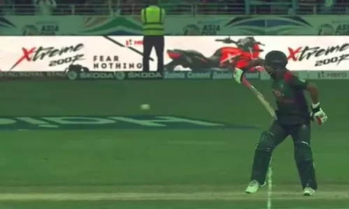 പരിക്ക് വകവെക്കാതെ ടീമിനായി ഒറ്റക്കൈ കൊണ്ട് ബാറ്റ് വീശി ബംഗ്ലാദേശ് താരം