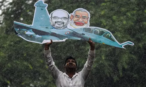 റാഫേല് ഇടപാടിലെ വെളിപെടുത്തലില് കുരുങ്ങി കേന്ദ്രസര്ക്കാര്: പ്രതിഷേധം ശക്തമാക്കി പ്രതിപക്ഷം റാഫേല് ഇടപാടിലെ വെളിപെടുത്തലില് കുരുങ്ങി കേന്ദ്രസര്ക്കാര്: പ്രതിഷേധം ശക്തമാക്കി പ്രതിപക്ഷം