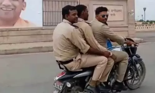 ഹെല്മറ്റുമില്ല, ഒരു ബൈക്കില് മൂന്നു പേരും; പൊലീസുകാര്ക്ക് എന്തുമാകാമല്ലോയെന്ന് സോഷ്യല്മീഡിയ ഹെല്മറ്റുമില്ല, ഒരു ബൈക്കില് മൂന്നു പേരും; പൊലീസുകാര്ക്ക് എന്തുമാകാമല്ലോയെന്ന് സോഷ്യല്മീഡിയ