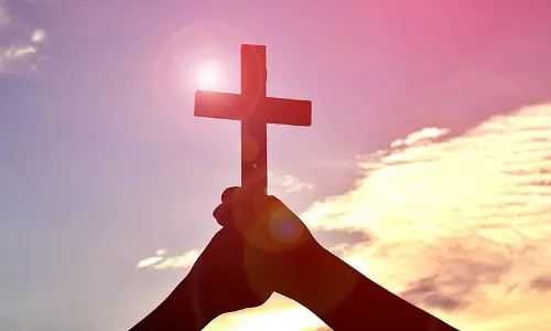 കാരക്കാമലയിലെ വിശ്വാസികള്‍ പ്രതിഷേധിച്ചു; സിസ്റ്റര്‍ ലൂസിക്കെതിരായ നടപടി പിന്‍വലിച്ചു