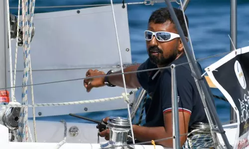 അഭിലാഷ് ടോമിക്കായുള്ള തെരച്ചില് തുടരുന്നു: സാറ്റലൈറ്റ് ഫോണിലൂടെ ബന്ധപ്പെടാന് കഴിയുന്നുവെന്ന് രക്ഷാ സംഘം അഭിലാഷ് ടോമിക്കായുള്ള തെരച്ചില് തുടരുന്നു: സാറ്റലൈറ്റ് ഫോണിലൂടെ ബന്ധപ്പെടാന് കഴിയുന്നുവെന്ന് രക്ഷാ സംഘം