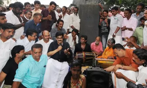 ഗായകന്‍ ബാബു ഭായ്ക്ക് പിന്തുണയുമായി മിഠായിത്തെരുവില്‍ പാട്ട് പാടി എം.കെ മുനീര്‍ 