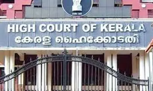 ദുരിതാശ്വാസ നിധിയിലേക്കുള്ള നിര്‍ബന്ധിത പിരിവ് കൊള്ളയെന്ന് ഹൈക്കോടതി