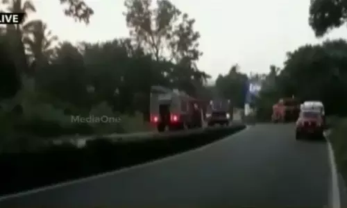 മലപ്പുറം പാണമ്പ്രയില് പാചകവാതക ടാങ്കര് മറിഞ്ഞ് വാതക ചോര്ച്ച; ആളുകളെ ഒഴിപ്പിച്ചു മലപ്പുറം പാണമ്പ്രയില് പാചകവാതക ടാങ്കര് മറിഞ്ഞ് വാതക ചോര്ച്ച; ആളുകളെ ഒഴിപ്പിച്ചു