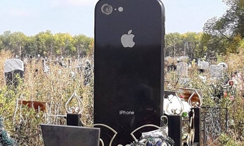 മൊബൈൽഭ്രാന്തിയായ മകൾക്ക് പിതാവ് ഒരുക്കിയത് ഐഫോൺ ആകൃതിയിലുള്ള ശവക്കല്ലറ  