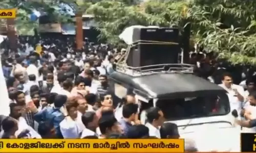 മടപ്പള്ളി  കോളേജിൽ പെൺകുട്ടികൾ ഉൾപ്പെടെയുള്ളവരെ മർദ്ദിച്ചതില്‍  പ്രതിഷേധിച്ച് കോളജിലേക്ക് ബഹുജന മാർച്ച് നടത്തി