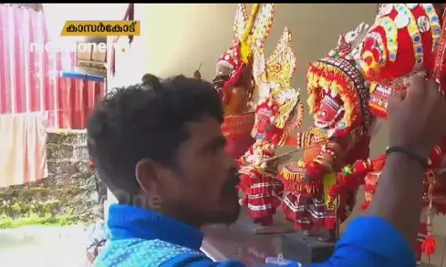 ലക്ഷ്മികാന്തിന്റെ സംസാരിക്കുന്ന  തെയ്യക്കോലങ്ങള്‍